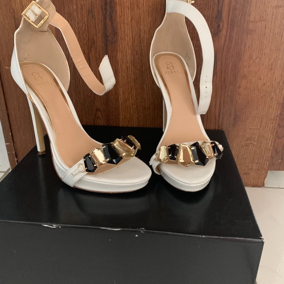 SCENE - Picture 2 of 7